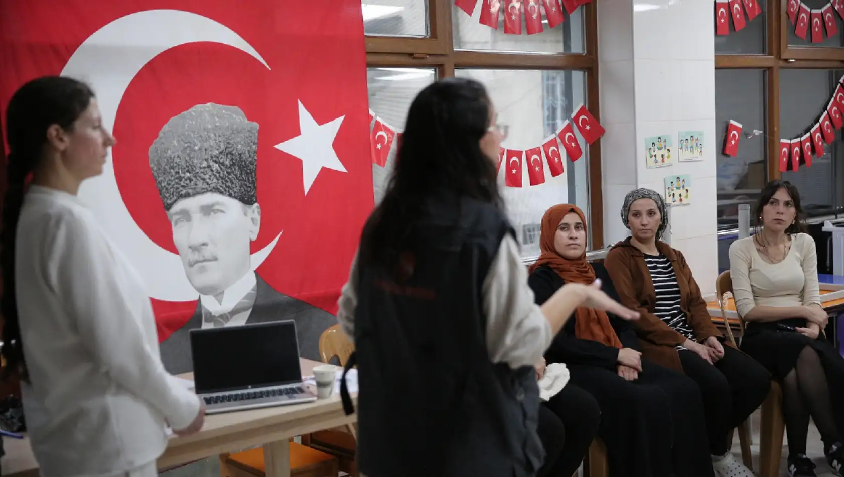 Haklarını bil, güçlen! Konak Belediyesinden kadınlara destek