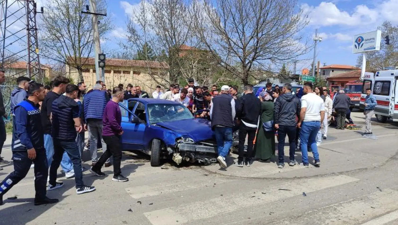 İki otomobille motosiklet kavşakta çarpıştı: Çok sayıda yaralı