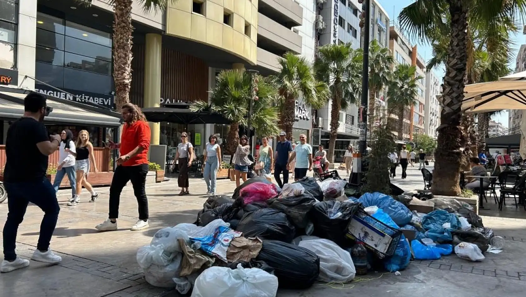 İşçiler grevde: İzmir'in kalbinde 'çöp krizi' büyüyor 