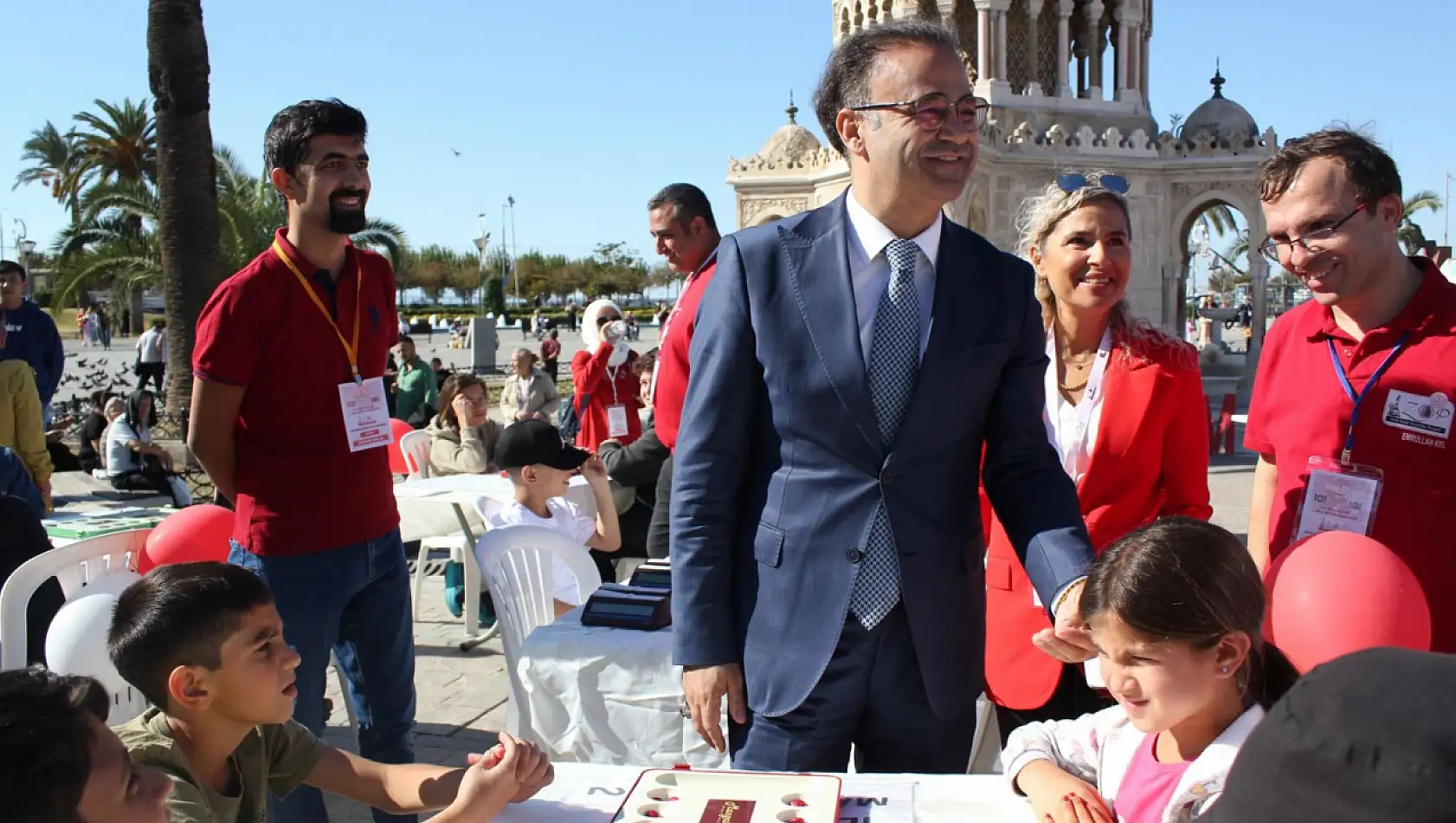 İzmir'de 15 bin öğrenci zekâlarıyla yarıştı!