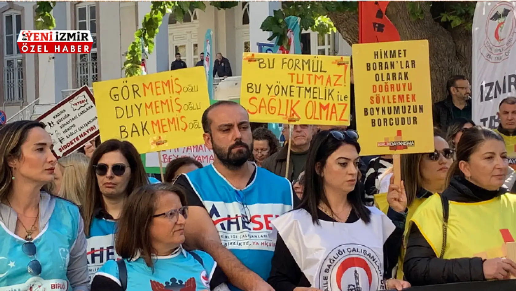 İzmir'de aile hekimleri yeni yönetmeliğe tepkilerini pankartlarla dile getirdi