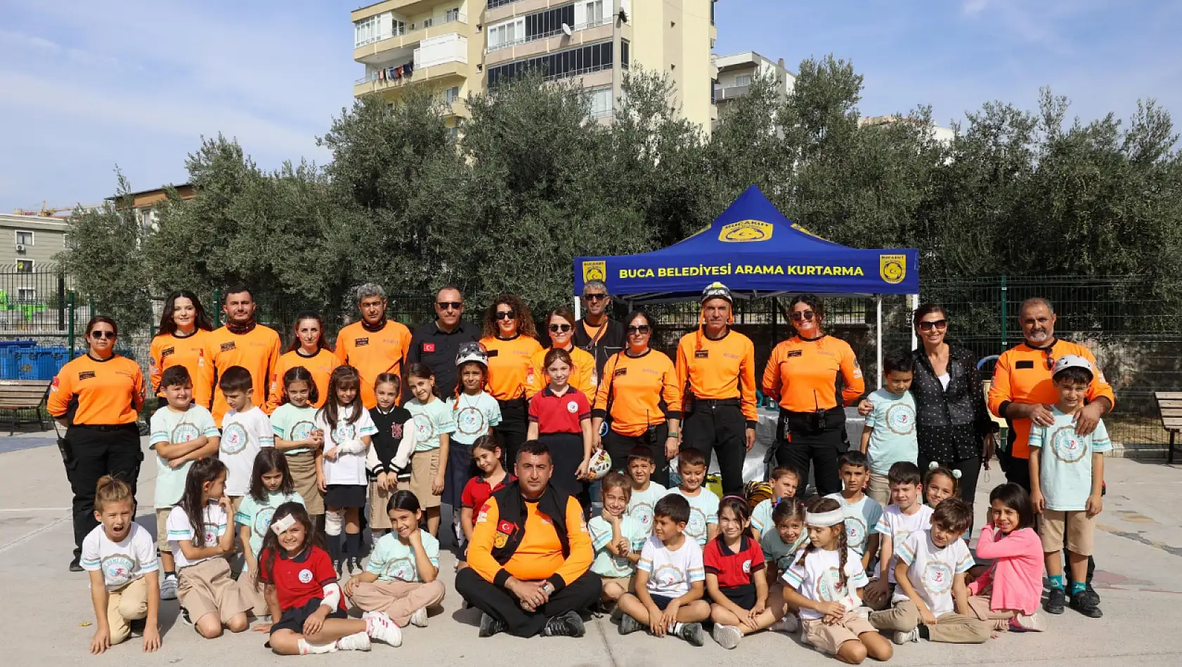 İzmir'de çocuklar kolları sıvadı ! Tehlikelere karşı hazırlanıyorlar!  