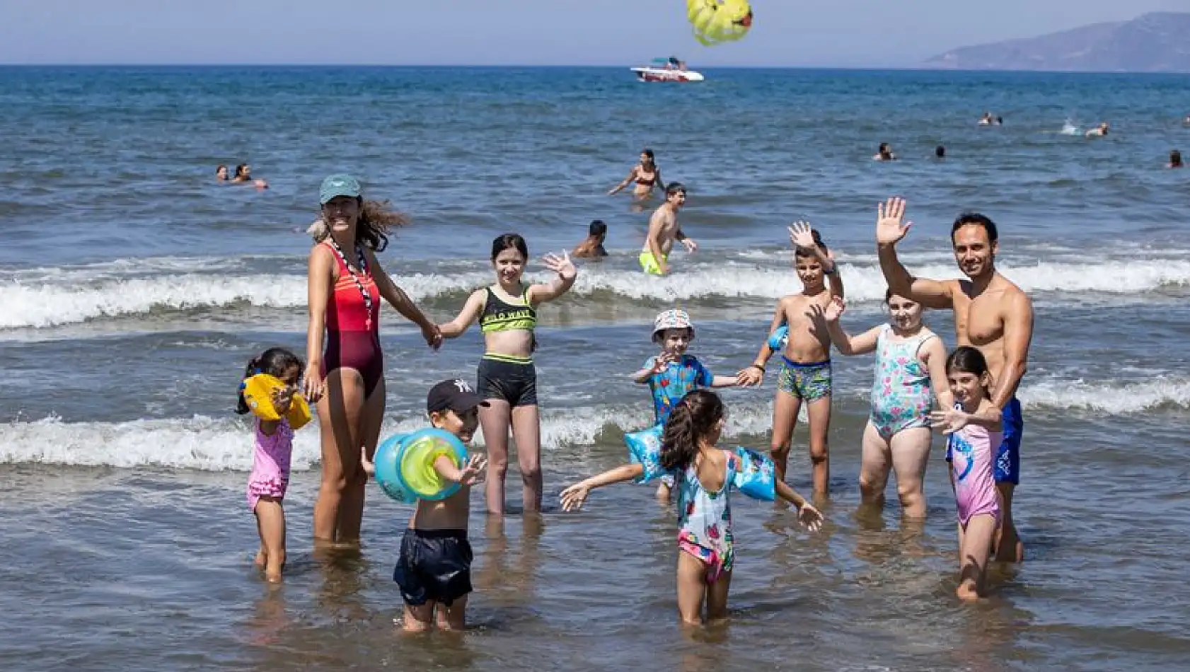 İzmir'de çocuklar ve kadınlar denizle buluştu