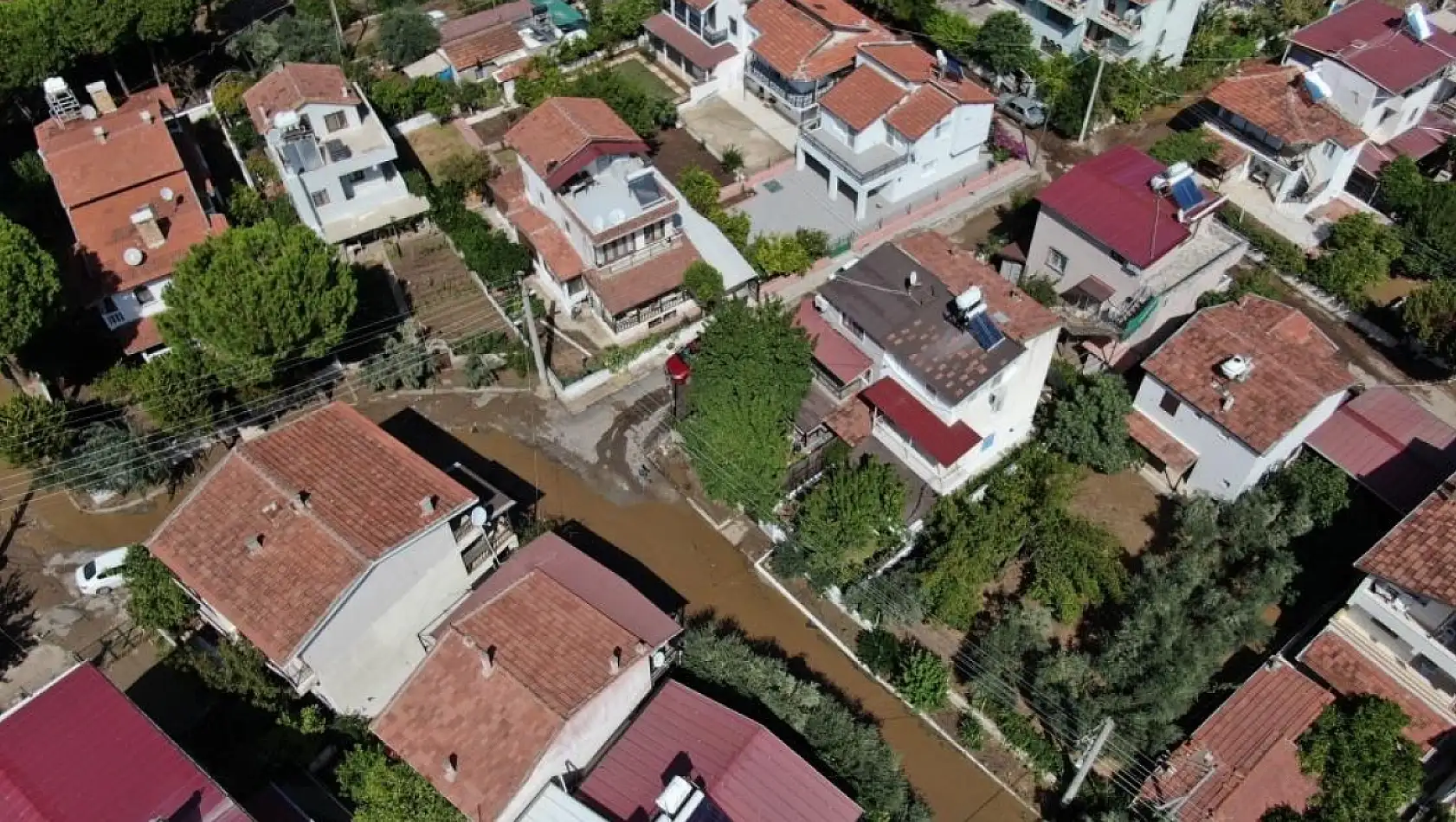 İzmir'de etkili olan sağanak hayatı olumsuz etkiledi