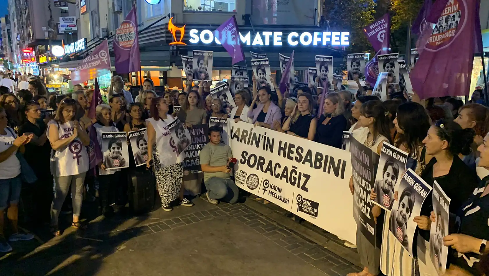 İzmir'de kadınlar katledilen Narin için sokağa indi!