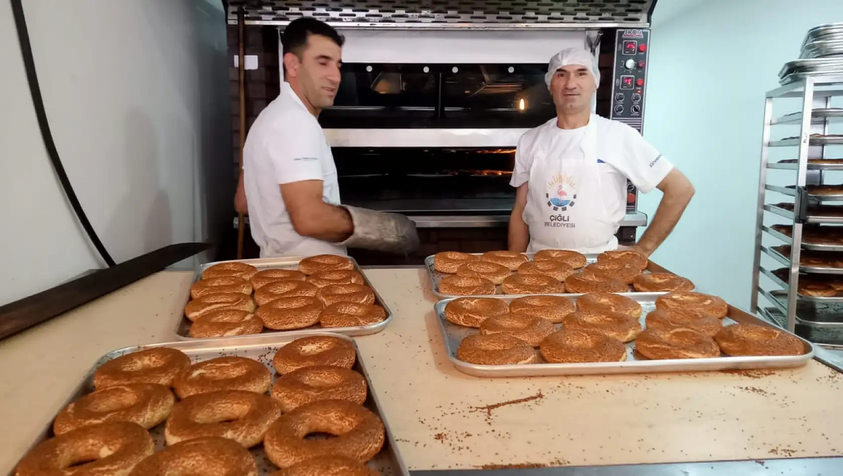 İzmir'de kendi arazilerinde ürettikleri buğdayla yaptıkları simitleri bedava dağıttılar!