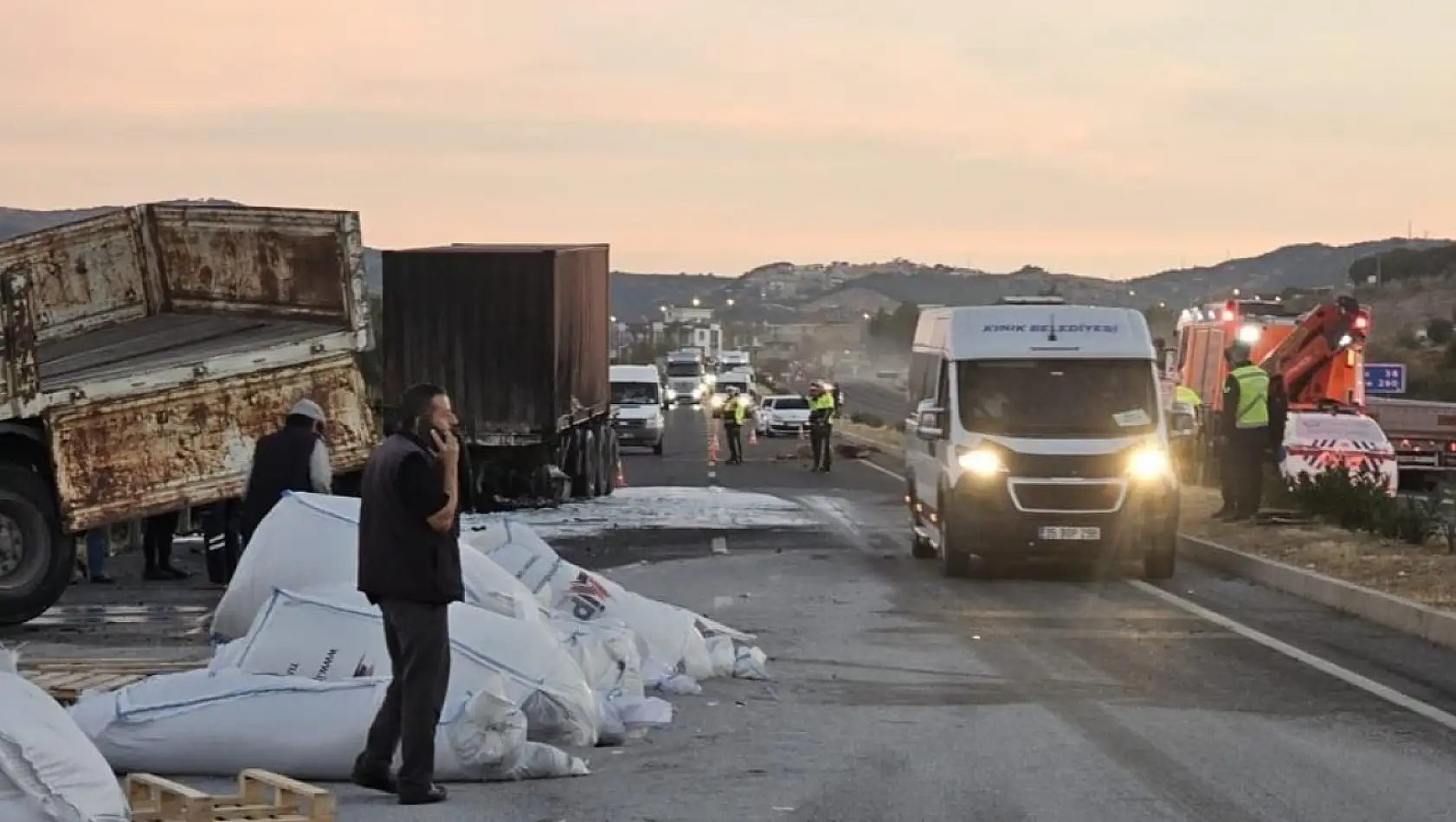 İzmir'de korkunç kaza: Seyir halindeki tır ata çarptı