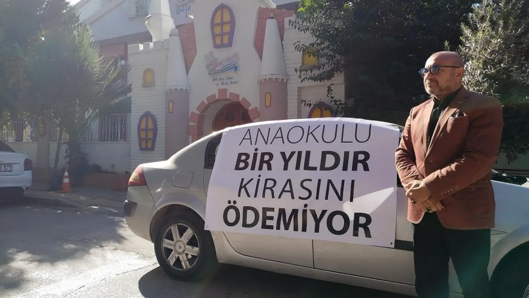 İzmir'de şaşkına çeviren olay: Anaokuluna pankart astı!