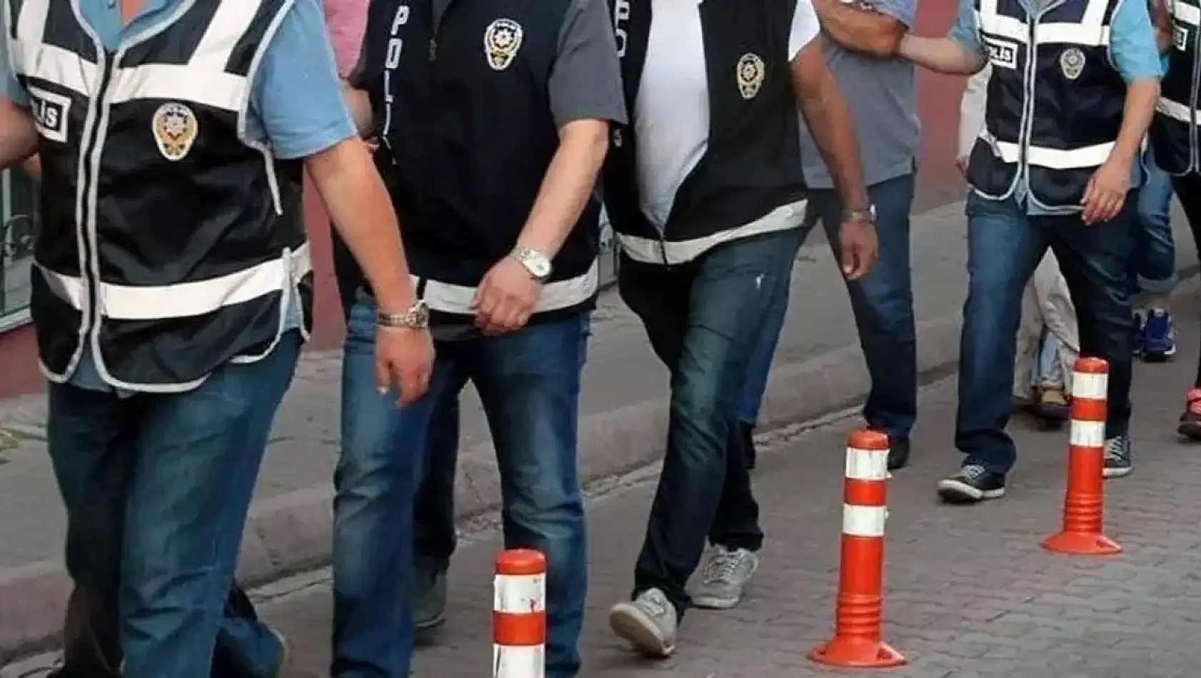 İzmir'de terör örgütü PKK operasyonu: 13 gözaltı