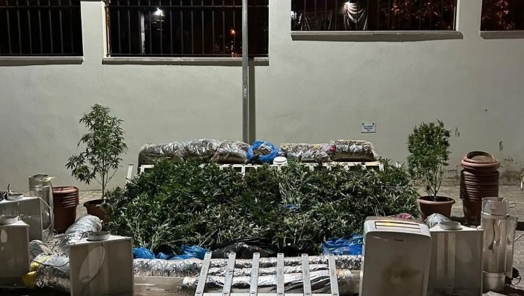 İzmir'de uyuşturucu evi baskını: İmalathane kokudan tespit edildi!