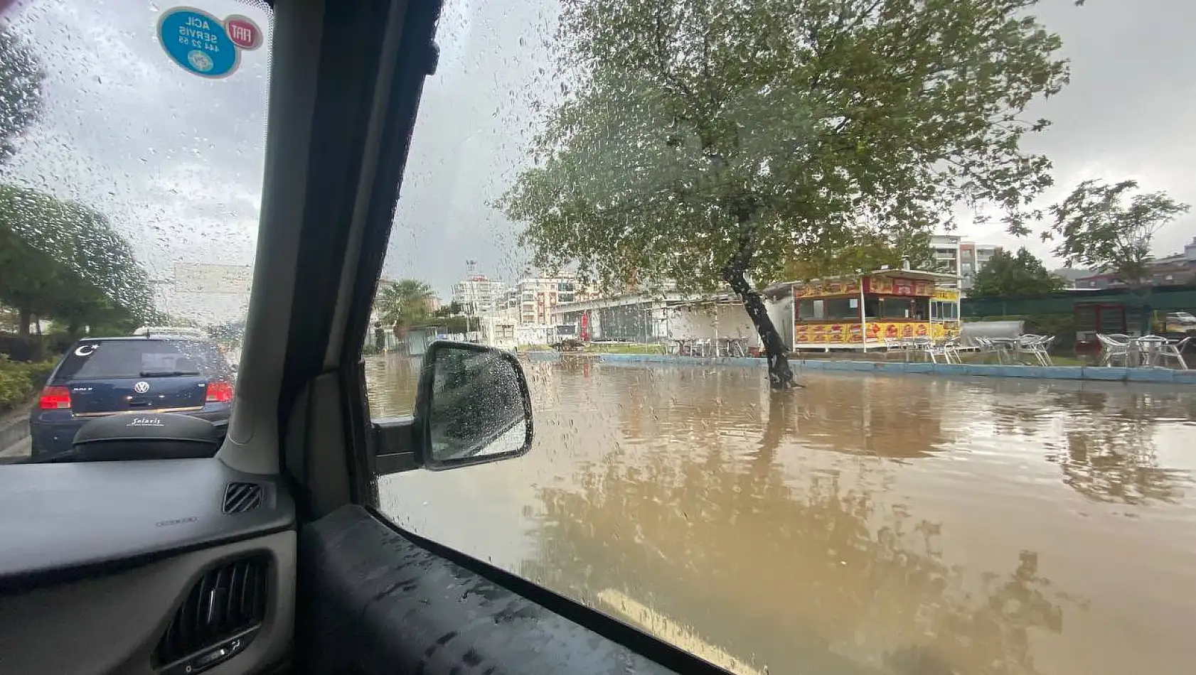 İzmir'de yağmur görüntüleri: Sağanak yolları göle çevirdi