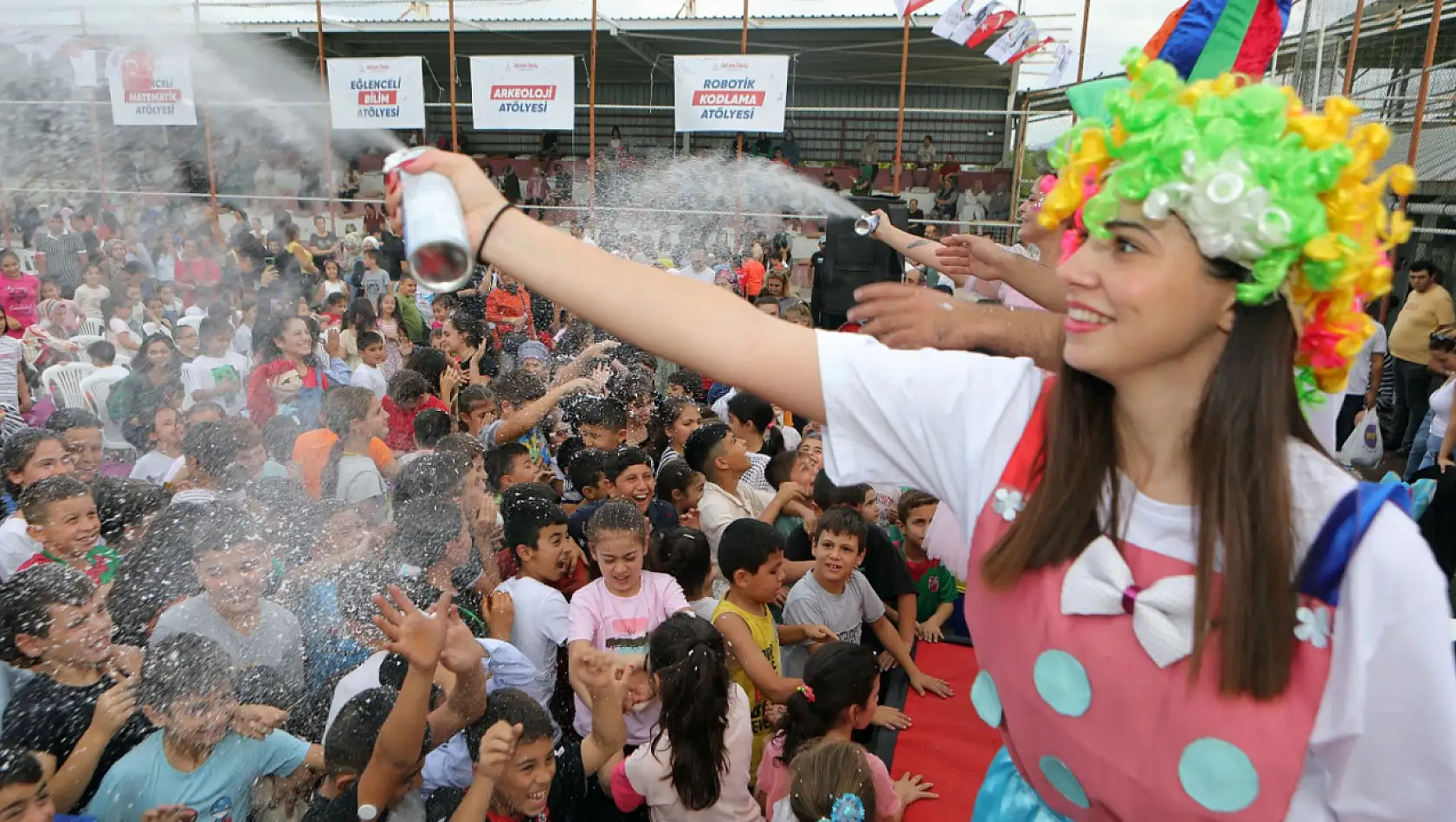 İzmir'de yüzlerce çocuk eğlence dolu bir gün geçirdi!