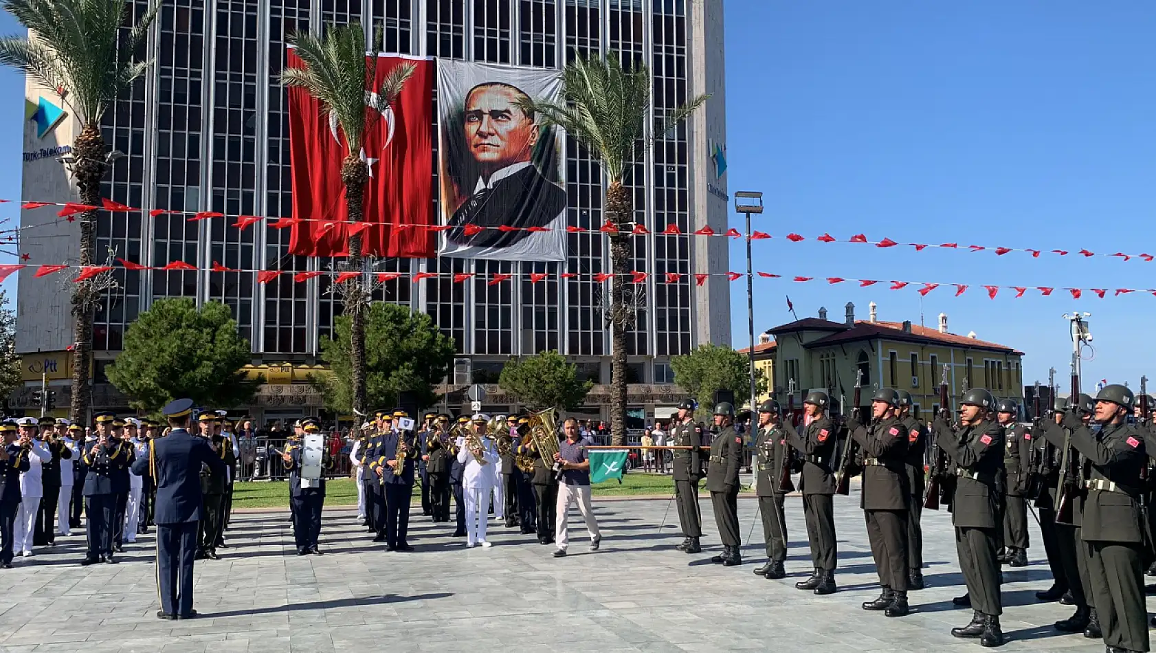 İzmir'in kurtuluşunun 102. yılı kutlamaları törenle başladı