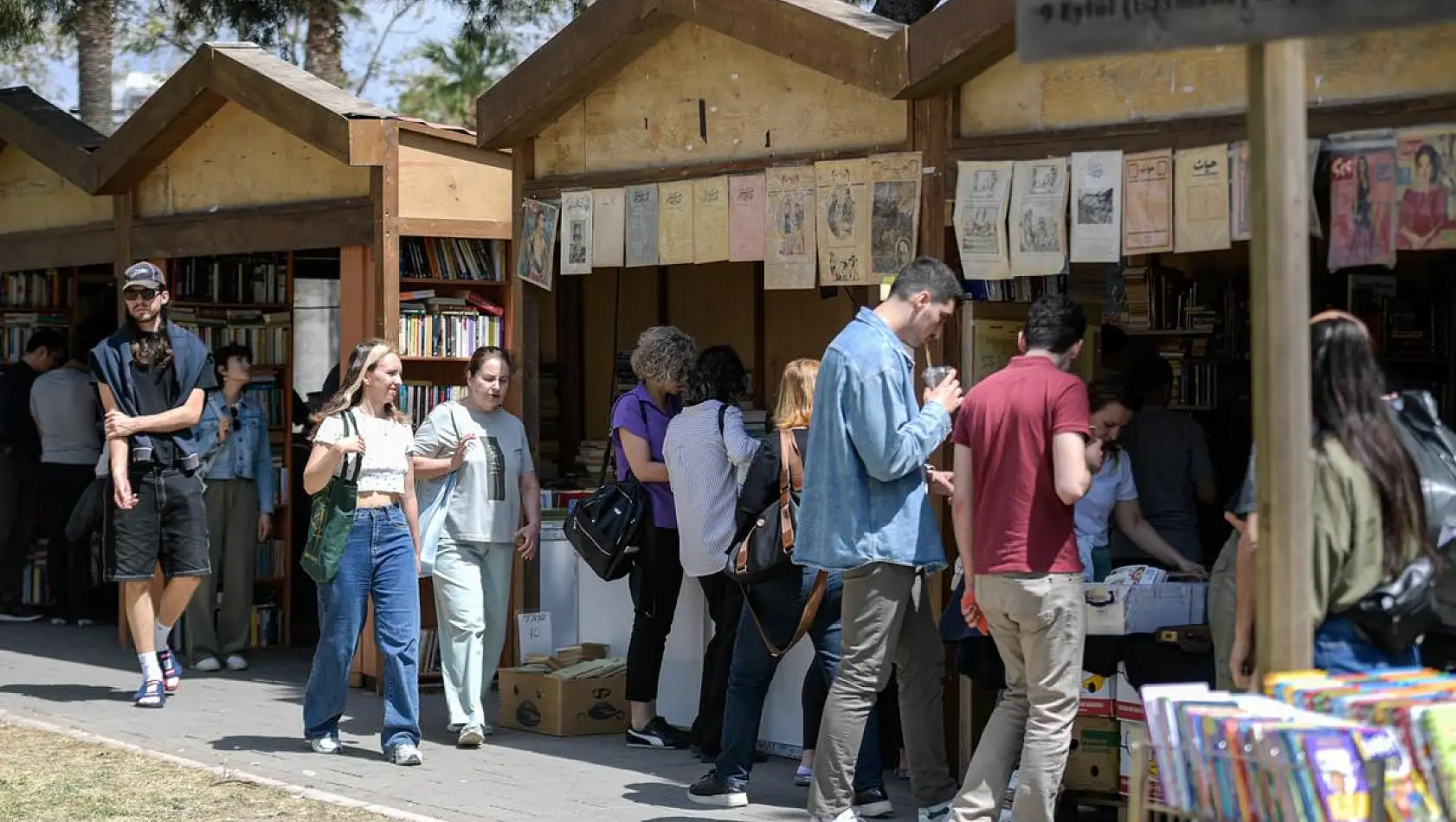 İzmir Kitap Fuarı'na yoğun ilgi ve onur konuğu : Ahmet Ümit