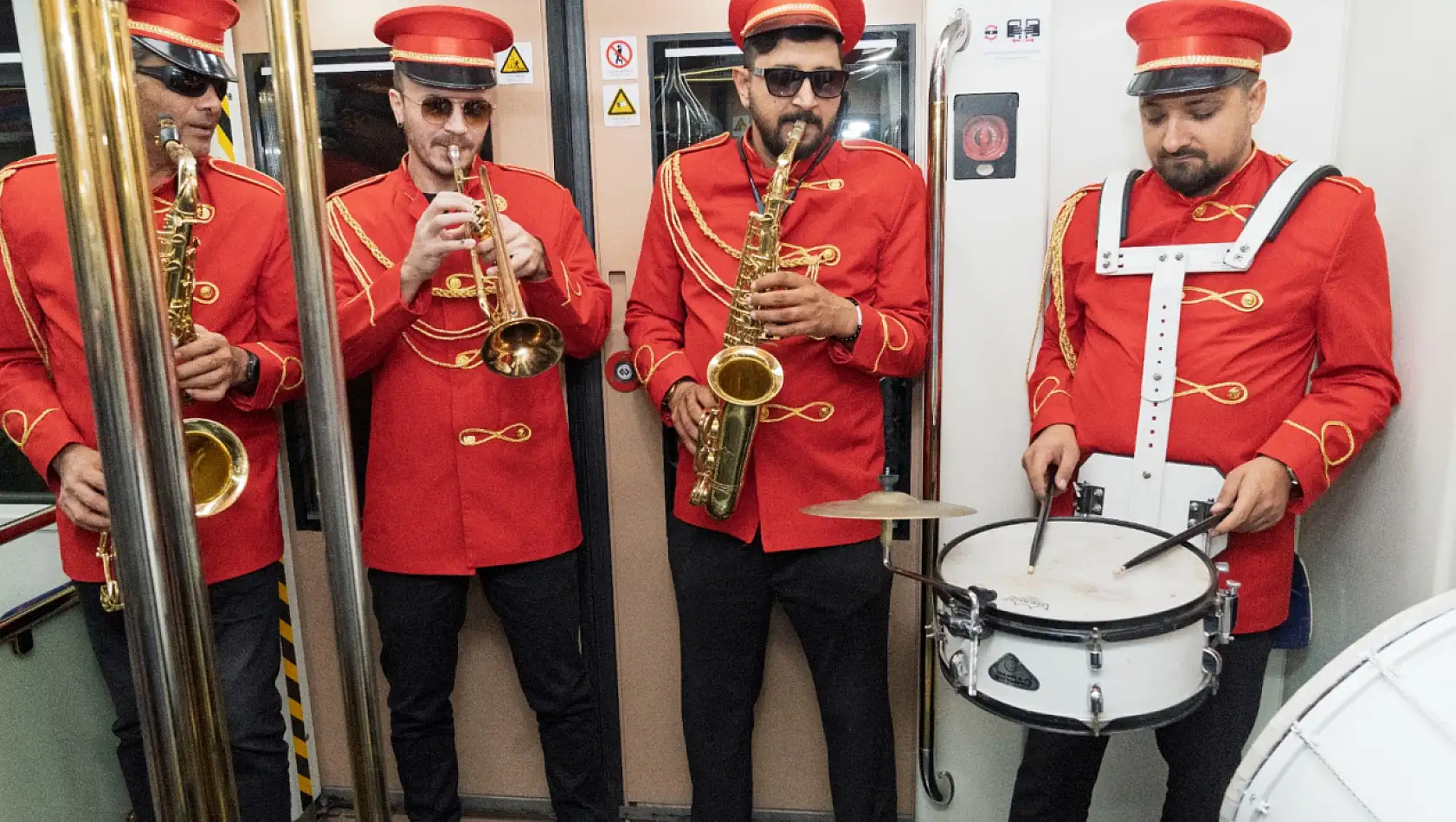 İzmir metrosunda Cumhuriyet coşkusu: Bando ekibi yolcuları şaşırttı!