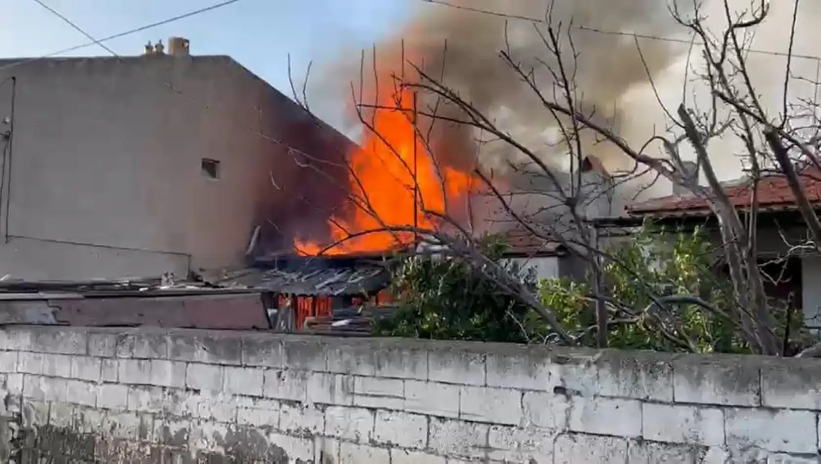 İzmir'de müstakil ev yangını