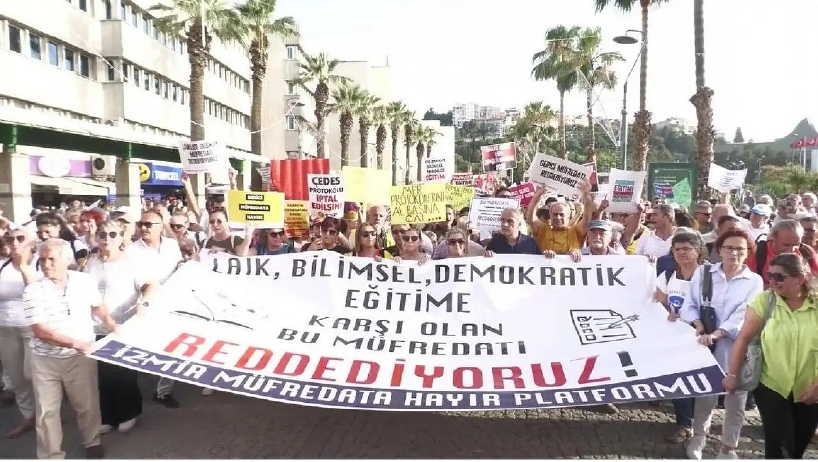 İzmir'de 'yeni müfredata' karşı protesto düzenlendi