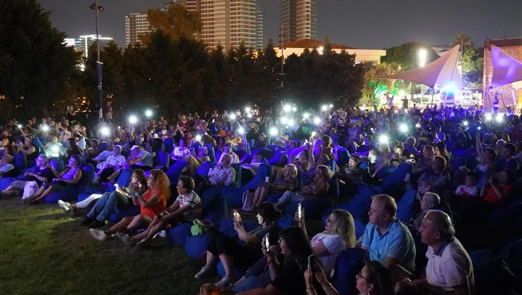 İzmir’in Çim Konserleri başladı