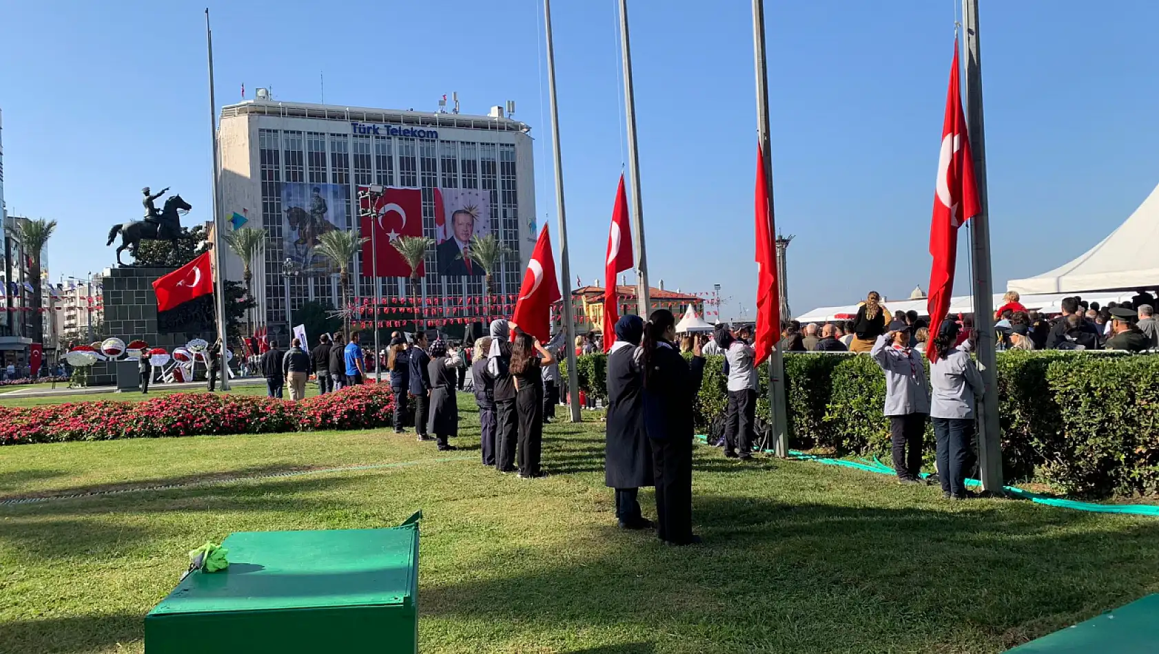 İzmirliler Cumhuriyet Meydanı'na akın etti: 29 Ekim kutlamaları coşkuyla başladı