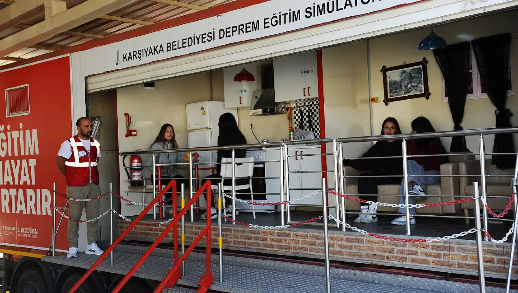 Karşıyaka'da okullara özel 'Afet Bilinci Eğitimi' başladı!