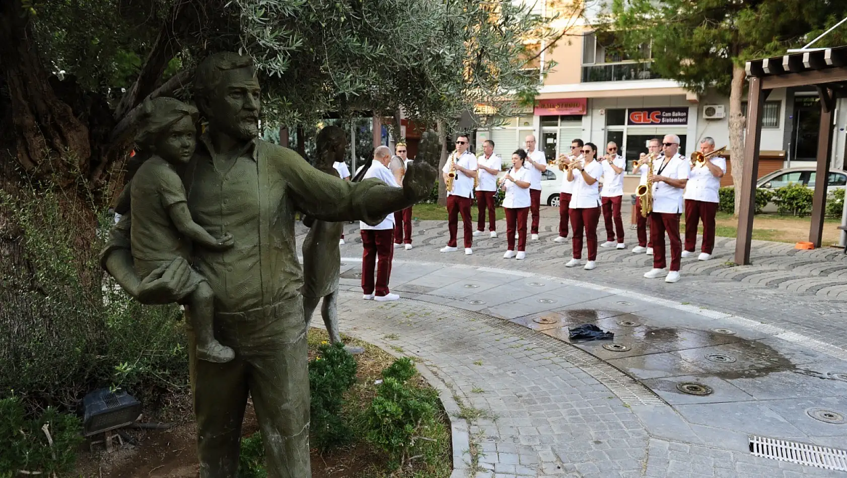 Karşıyaka sokaklarını coşkuyla sarıp sarmalayan konserler