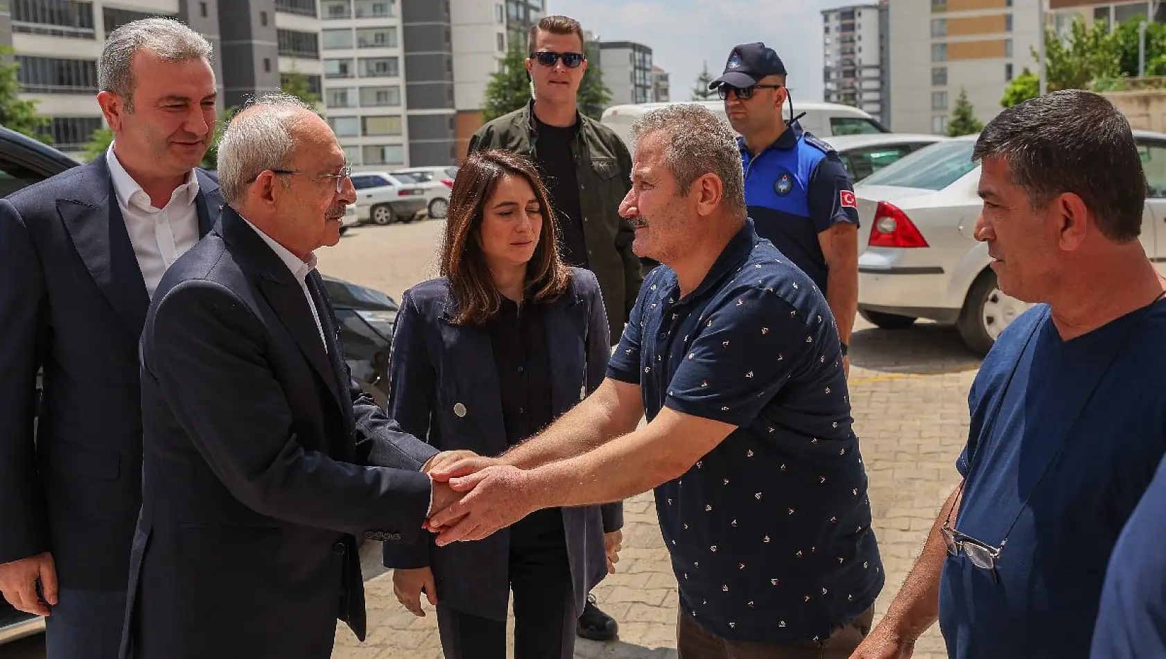 Kılıçdaroğlu'ndan Babalar Günü'nde depremze aileleri ziyaret etti