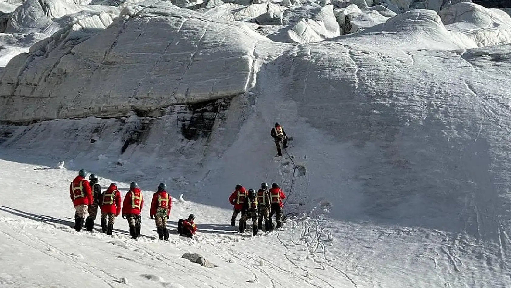 Kırgızistan'da Pobeda Dağı'na tırmanan 4 dağcıya ulaşılamıyor