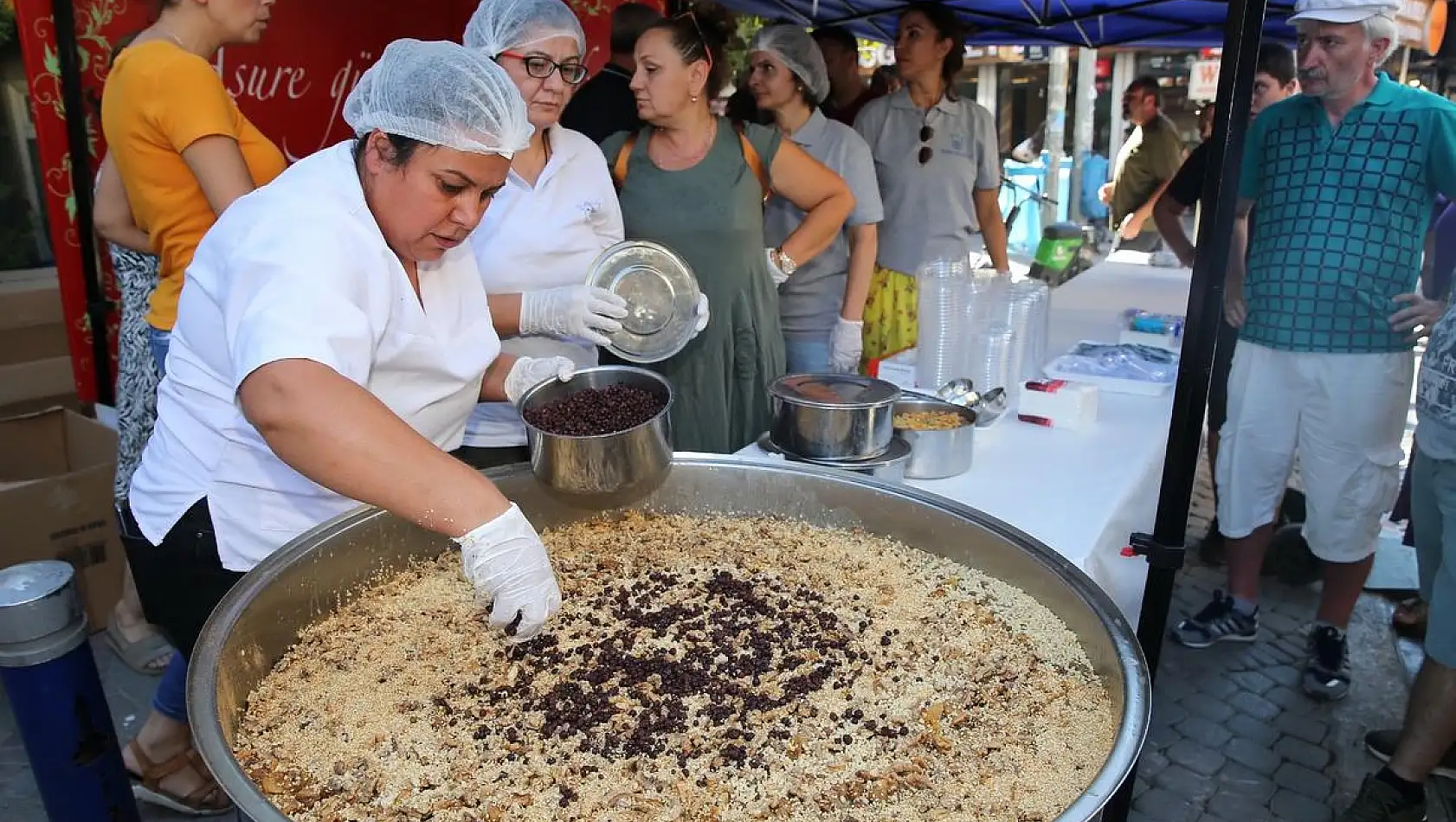 Konak'ta 5 bin kişiye aşure dağıtıldı