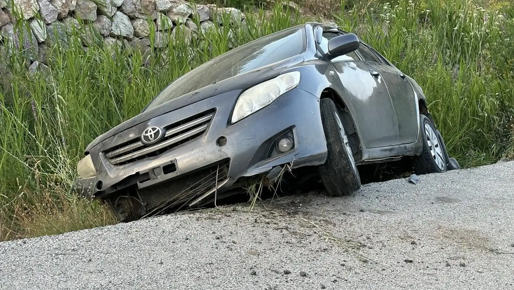 Kontrolden çıkan otomobil şarampole yuvarlandı