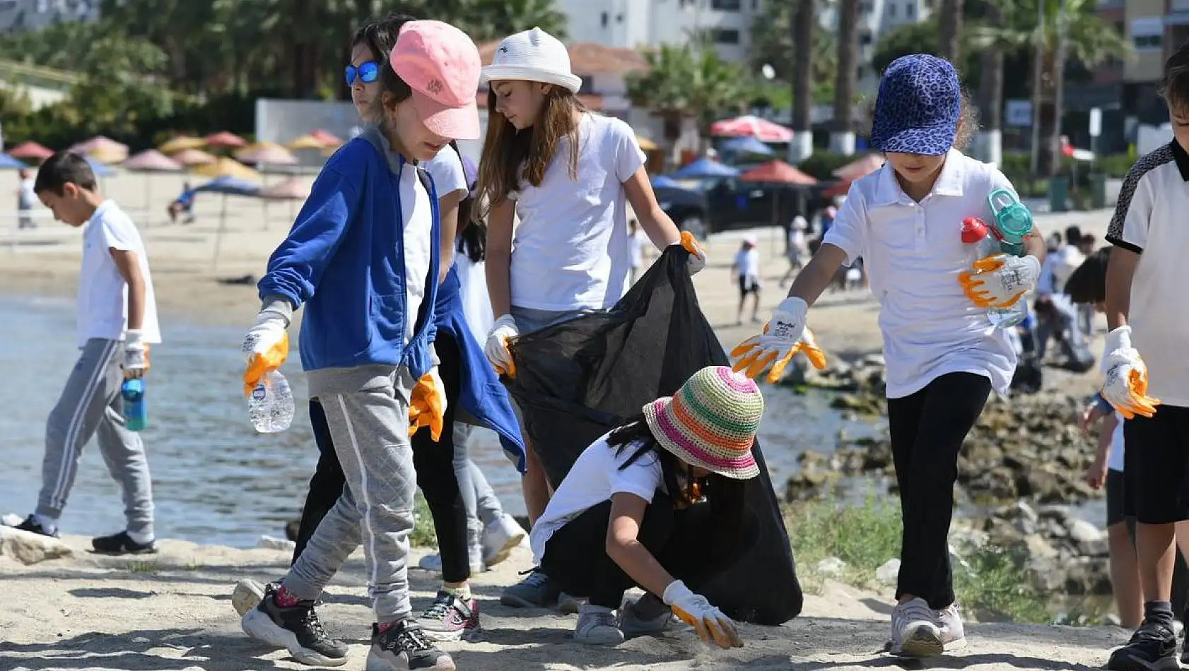 Kuşadası Körfezi’nden kilolarca atık çıktı