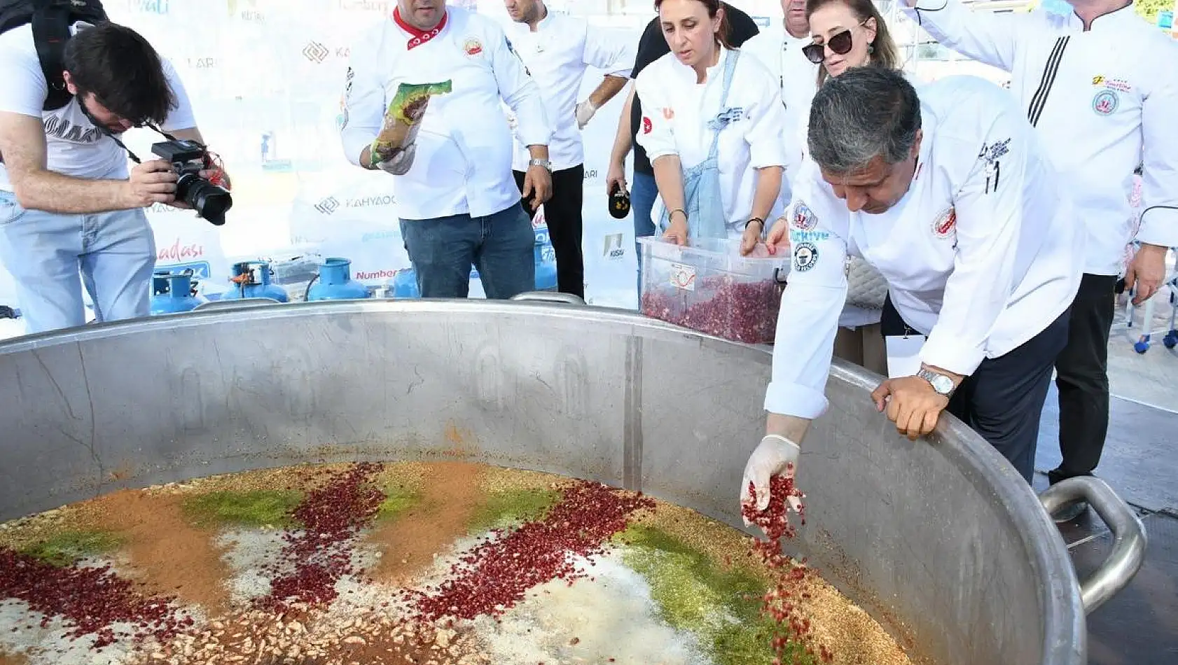 Kuşadası Sokak Festivali Aşure Dağıtımı ile Sona Erdi