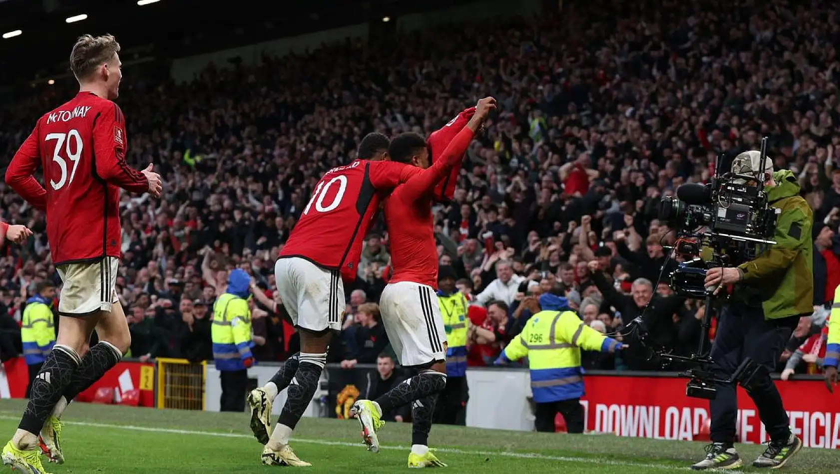 Manchester United yarı finalde!