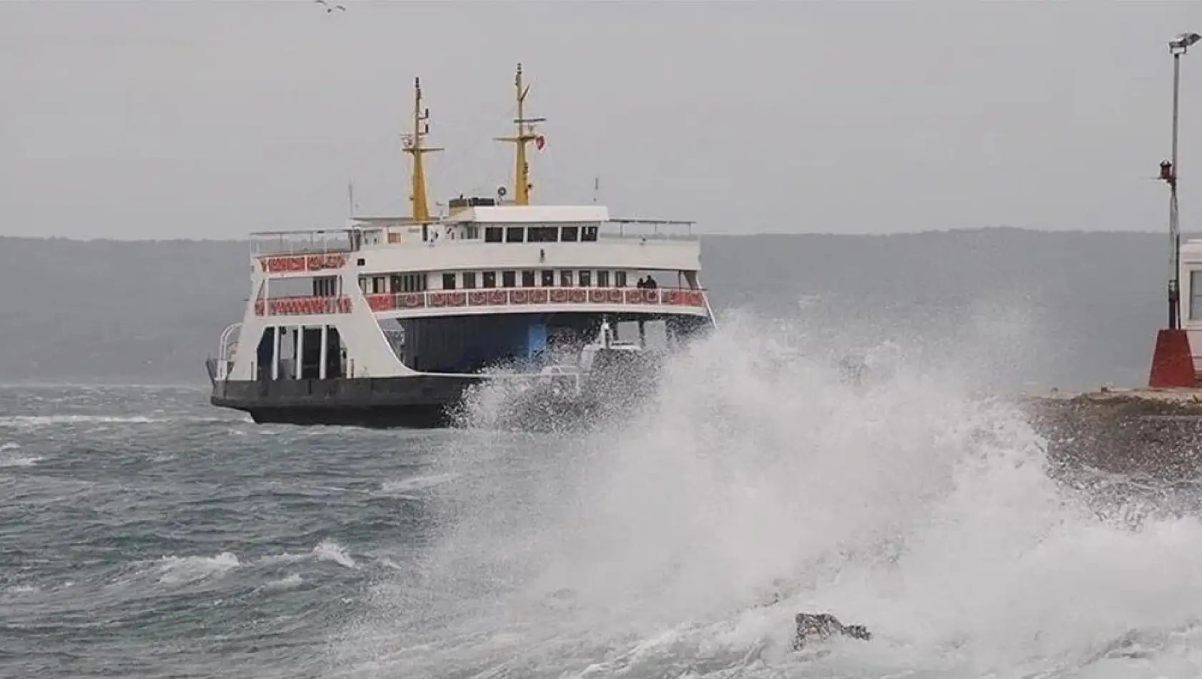 Marmara'da fırtına, deniz ulaşımını aksattı