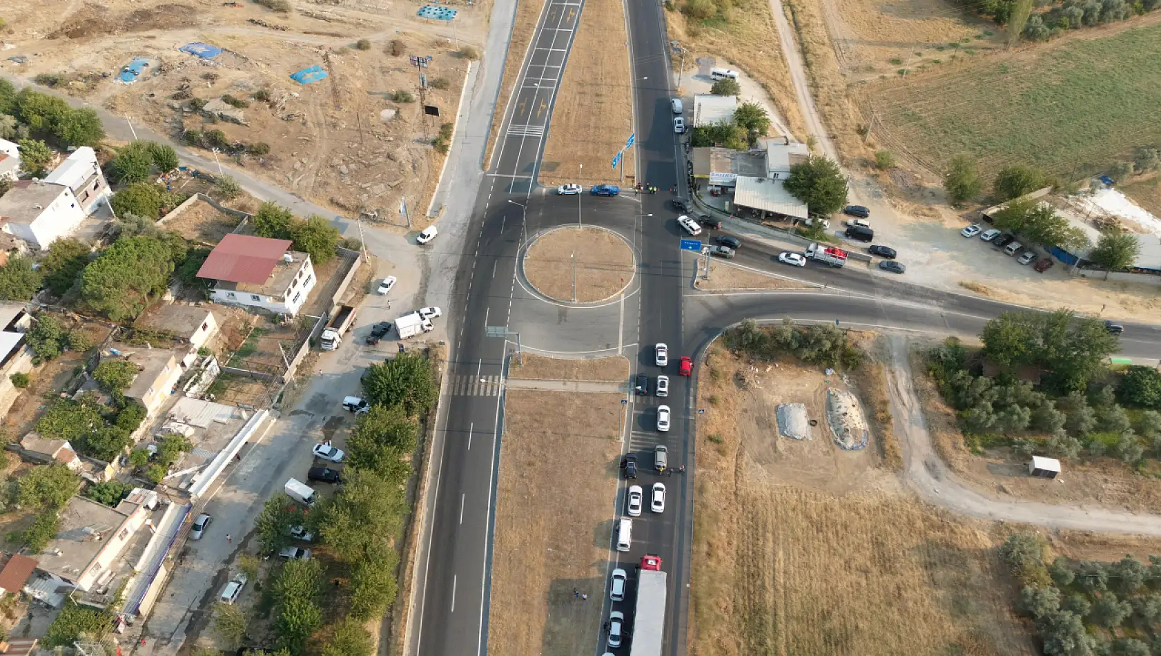 Muğla'daki yangın yolu çift yönlü olarak trafiğe kapattırdı