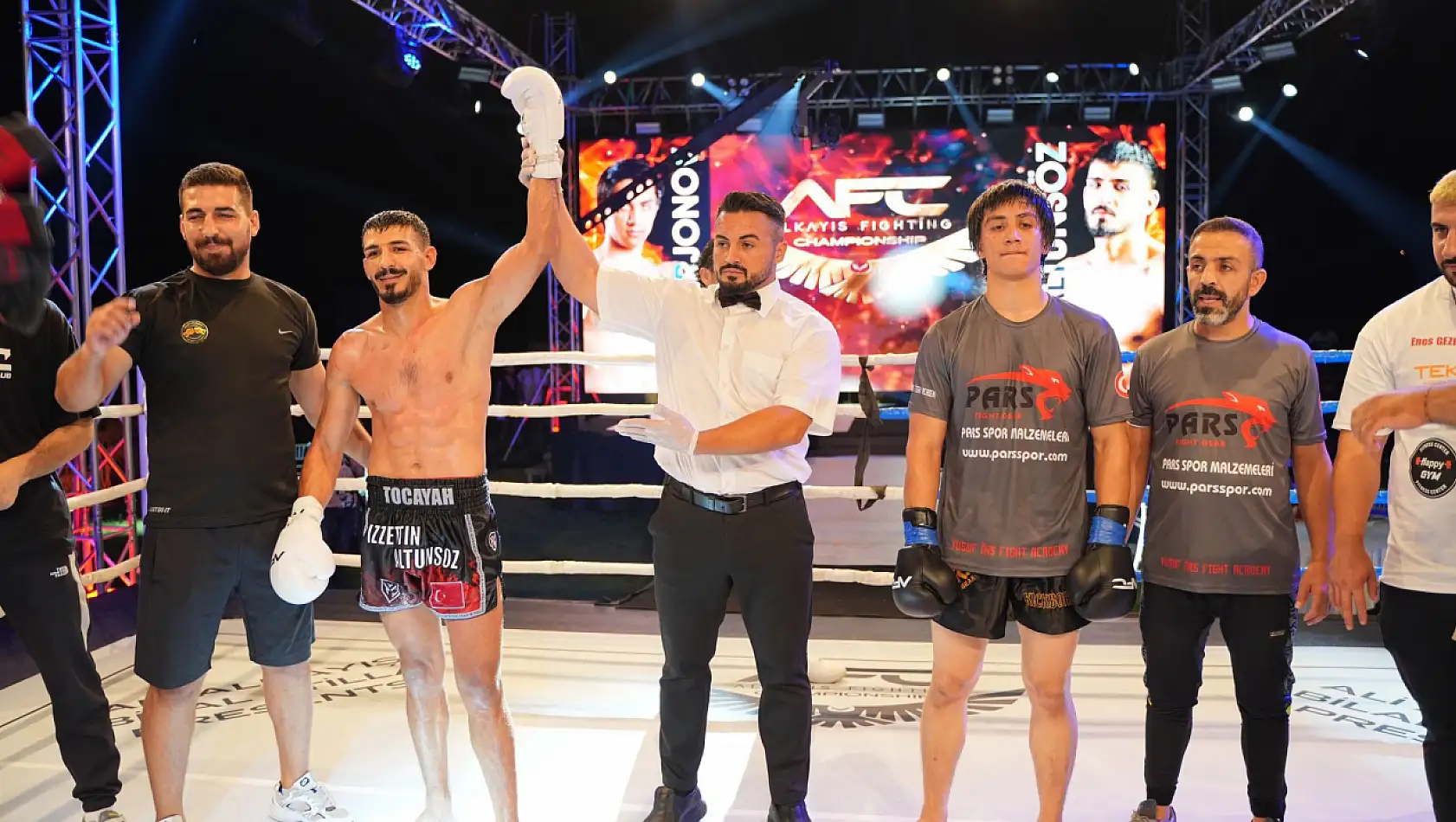 Nefes kesen kick boks maçını İzzettin Altunsöz kazandı