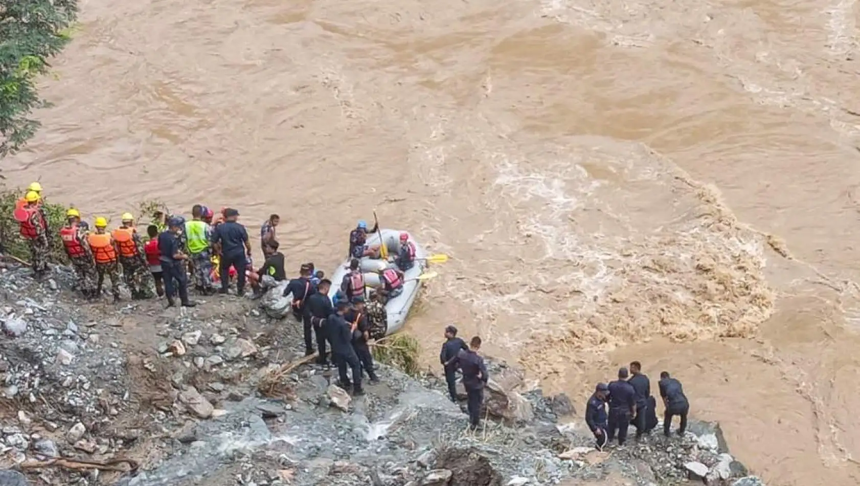 Nepal’de toprak kayması: 12 ölü, 63 kayıp