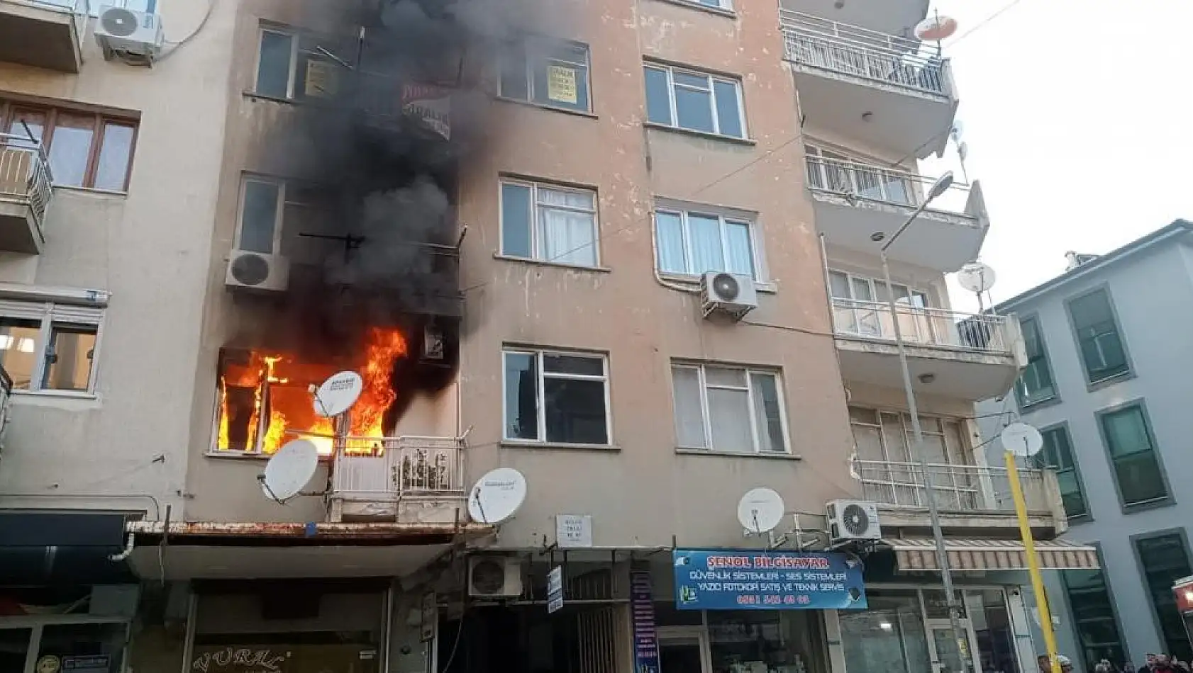 Ödemiş’te ev yangını: 3 kişi hastanelik oldu!