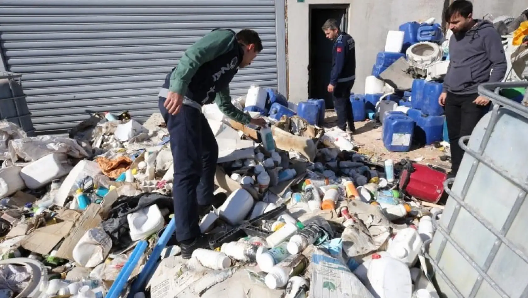 Piyasaya sürülecekti: Ekiplerden sahte zirai ilaç operasyonu