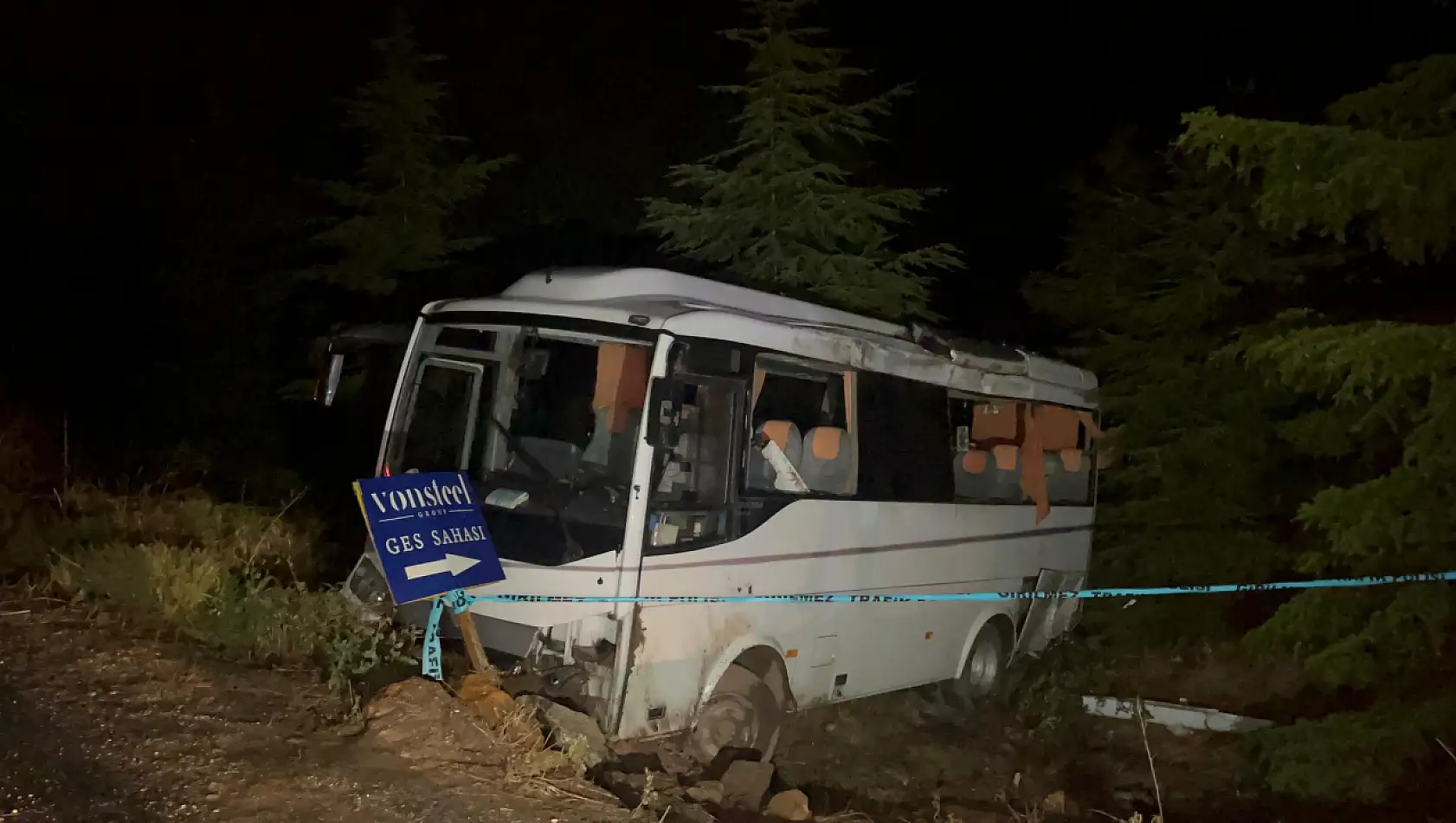 Polisleri taşıyan midibüs şarampole uçtu: 14'ü polis 15 yaralı