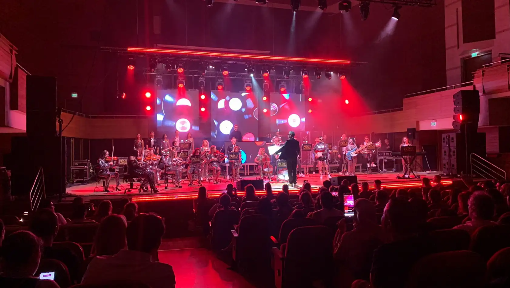 Prime Orchestra yurttaşları için İzmir'de sahne aldı