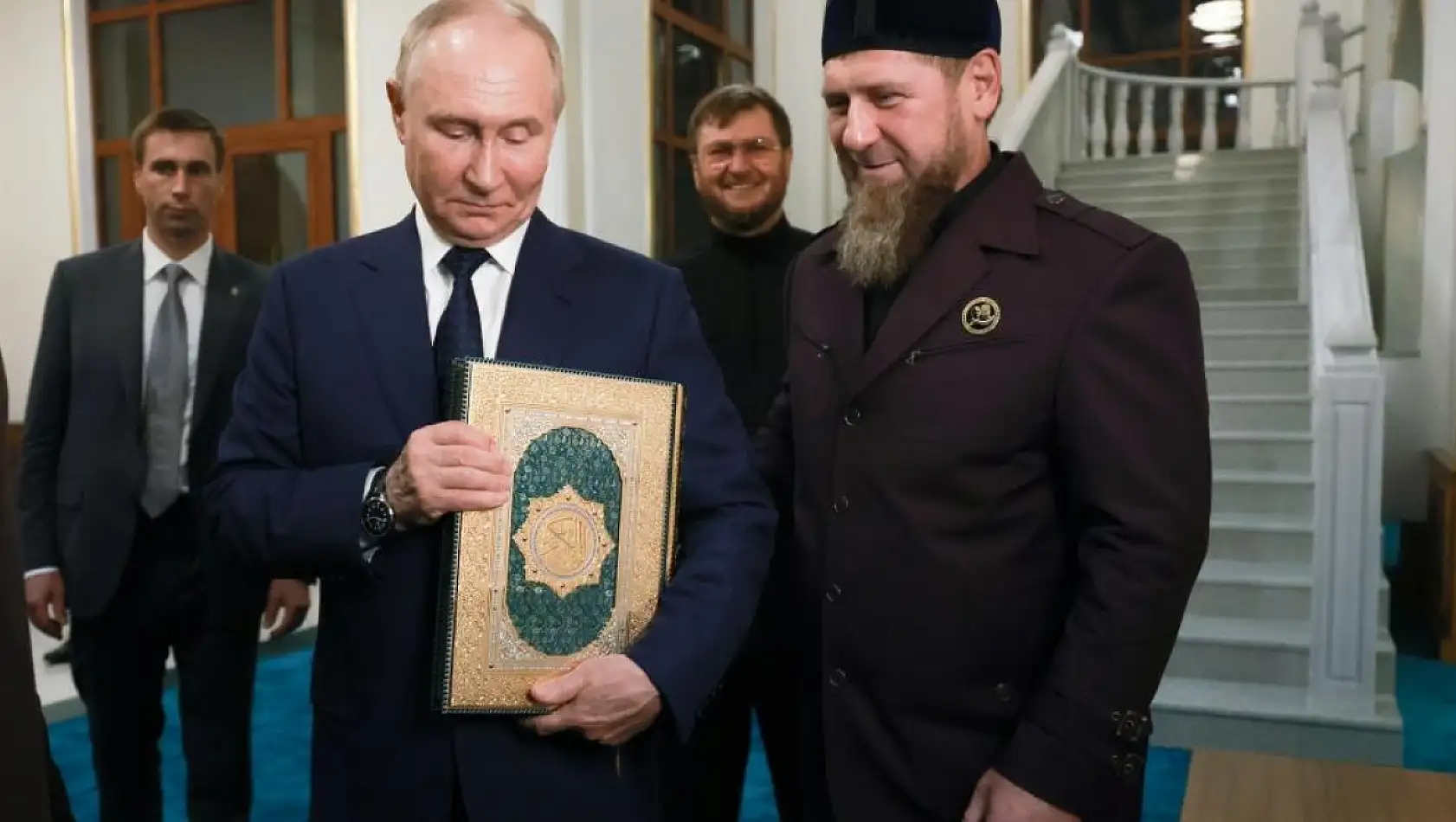 Putin, Kur'an-ı Kerim'i neden öptü? 