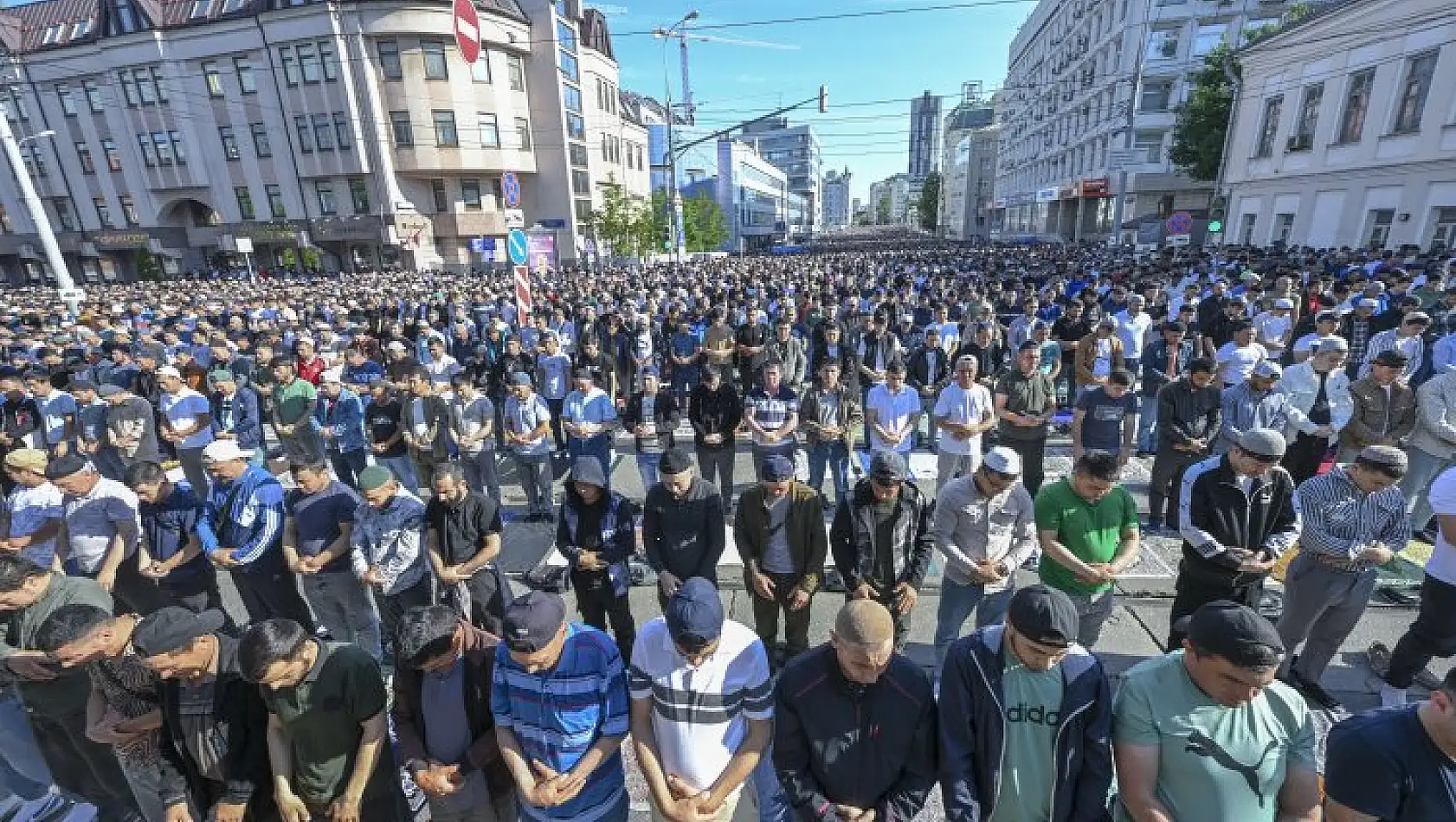 Rusya’da Müslümanlar, Kurban Bayramı namazı için camilere yoğun ilgi gösterdi