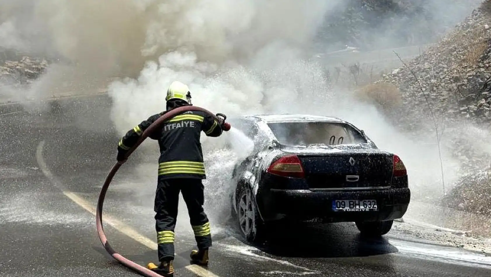 Sakarda araç yangını sonucu otomobil kullanılamaz duruma geldi