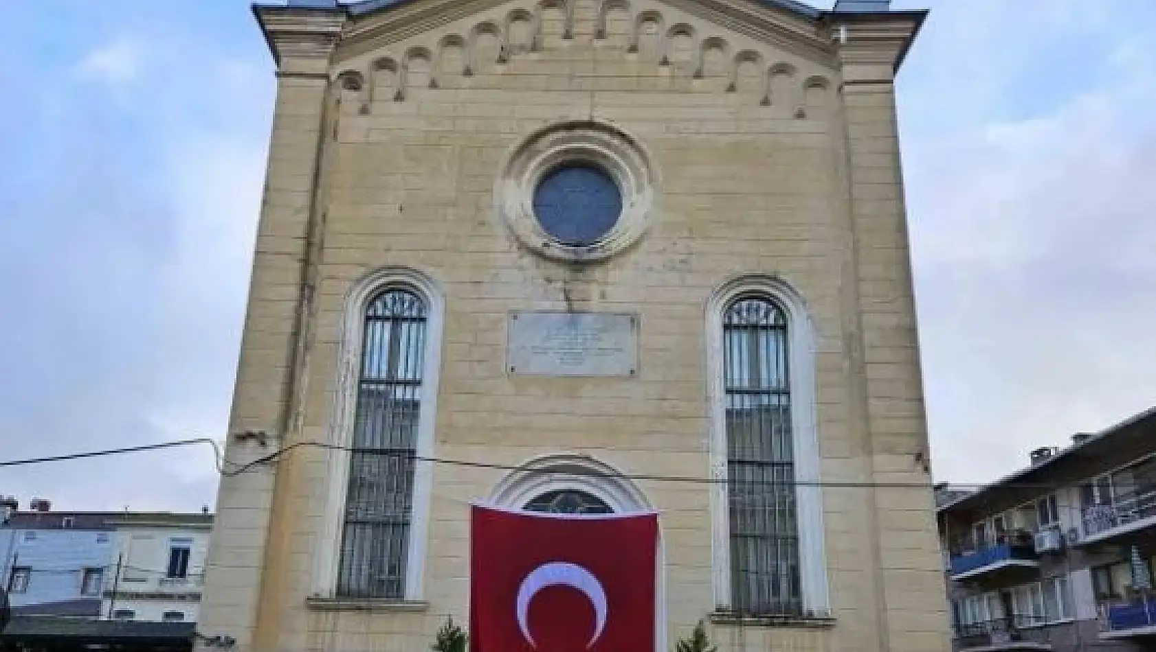 Sarıyer'deki saldırının düzenlendiği kiliseye Türk bayrağı asıldı