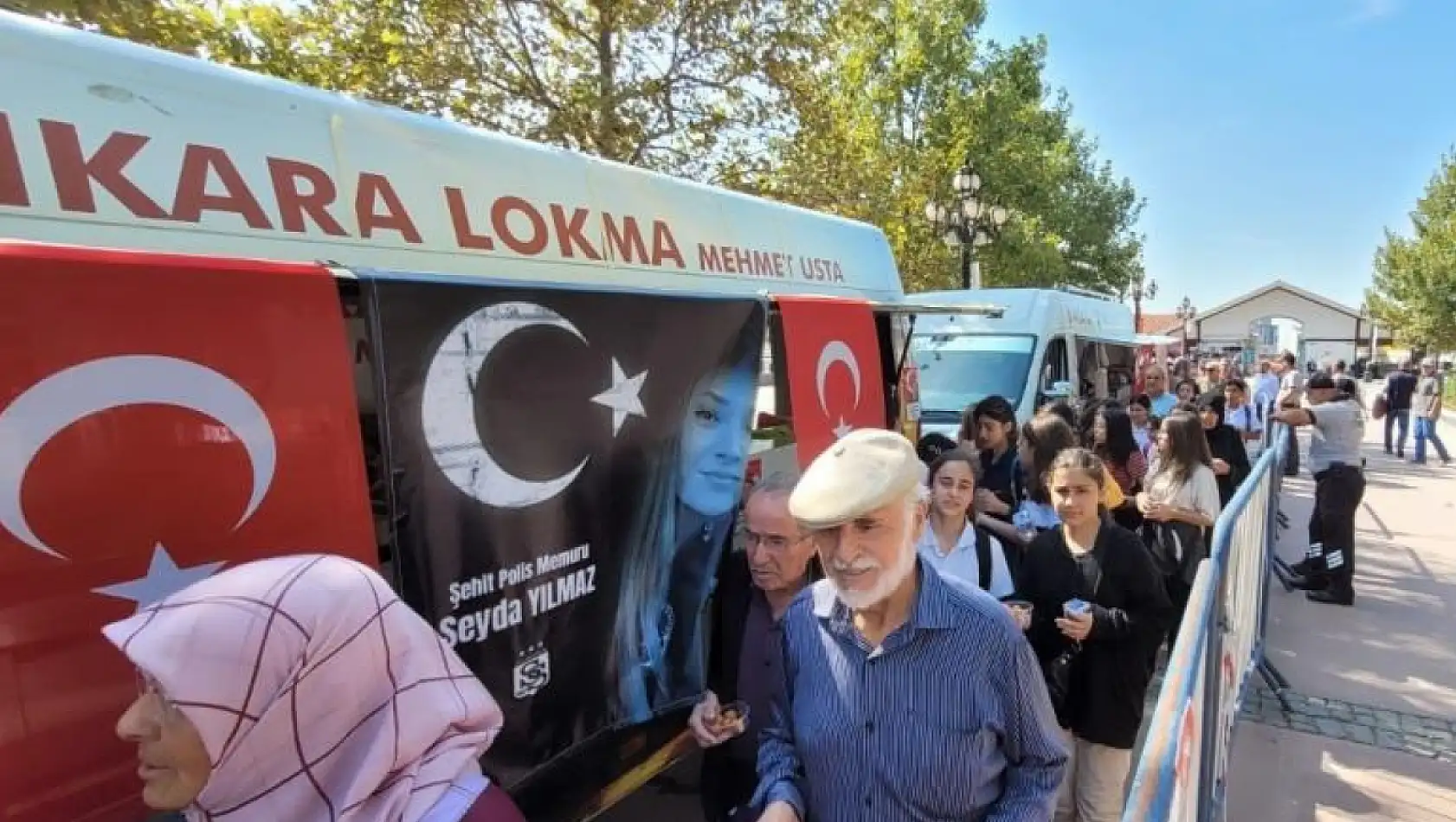 Şehit Polis Şeyda Yılmaz için lokma dağıtıldı