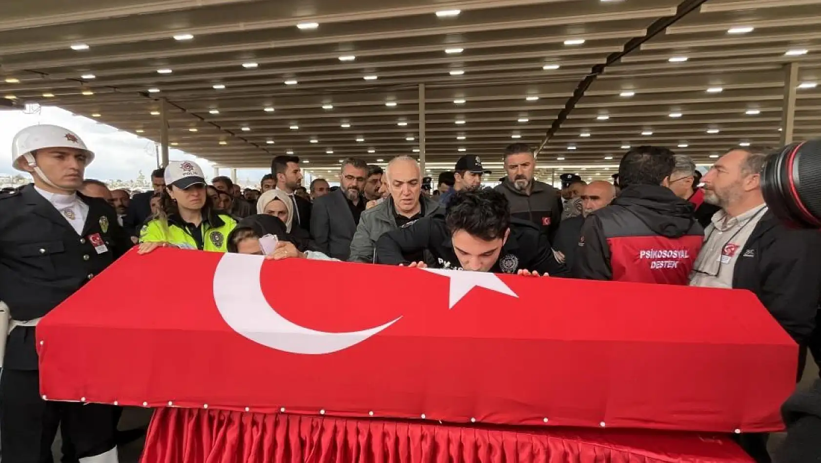 Şehit Polis Şeyda Yılmaz, son yolculuğuna uğurlandı