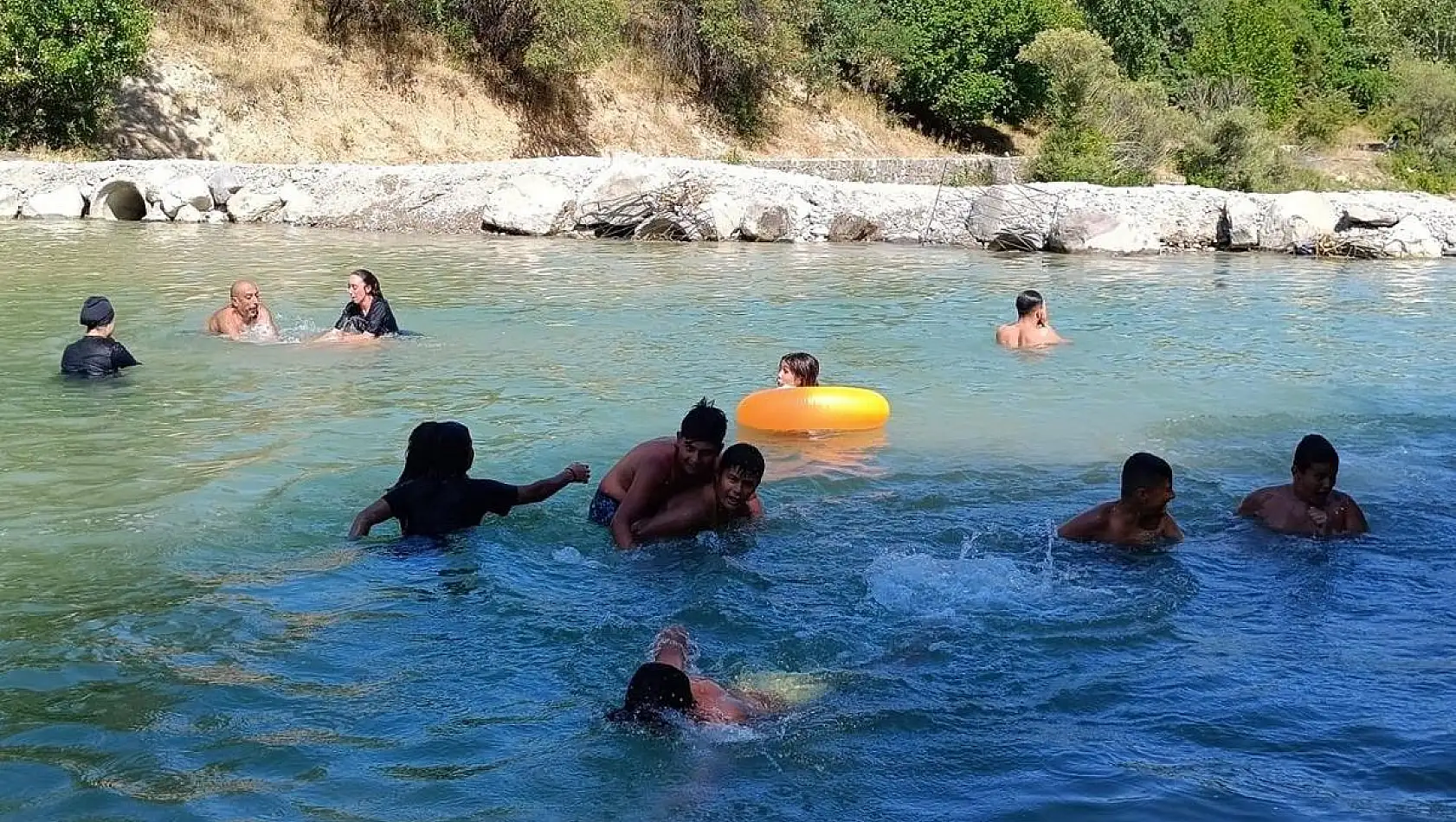 Termometreler 33 dereceyi gösterdi, sıcaktan bunalanlar Tağar Çayı’na akın etti