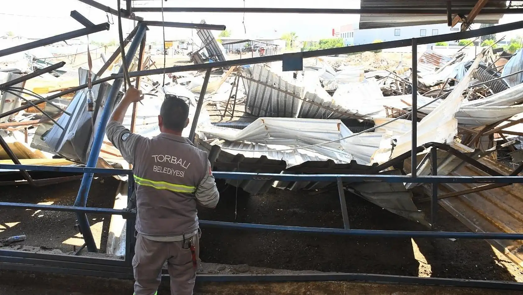 Torbalı’daki işgalci tesiste yıkım başladı