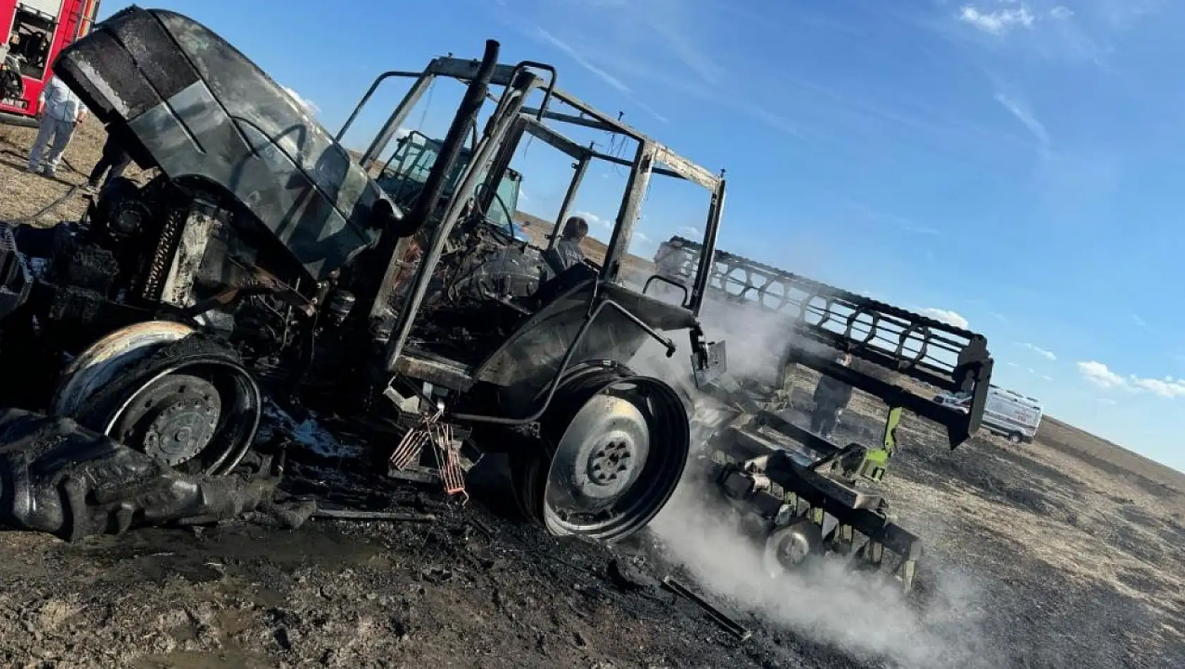 Traktörde yangın çıktı: İtfaiye ekipleri seferber oldu!