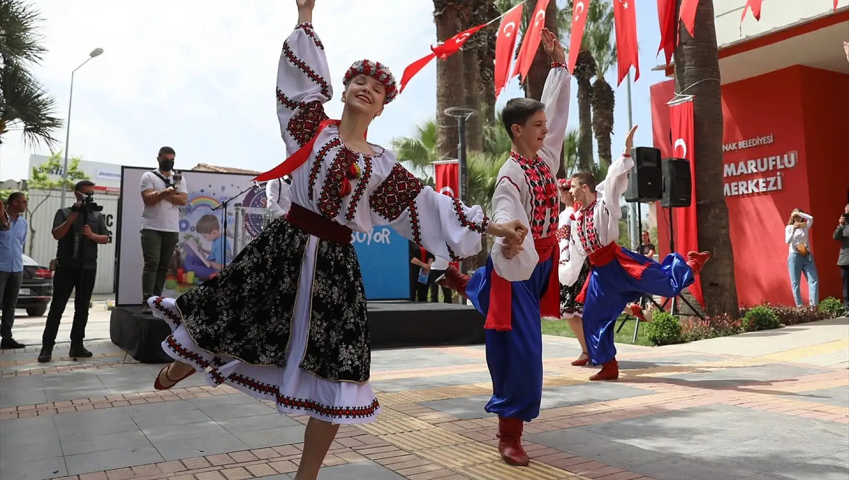 Ukraynalı çocuklar İzmir’de dans yeteneklerini sergiledi